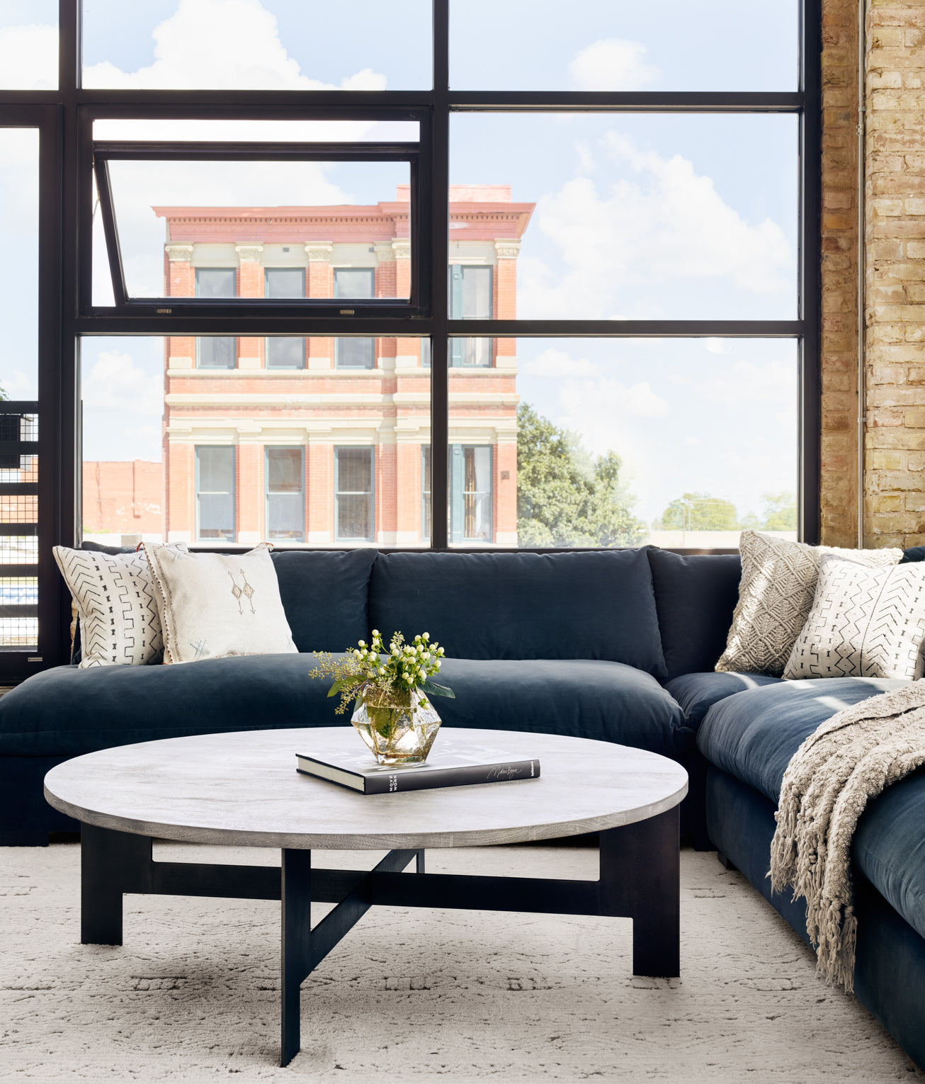 ROUND COFFEE TABLE WITH IRON